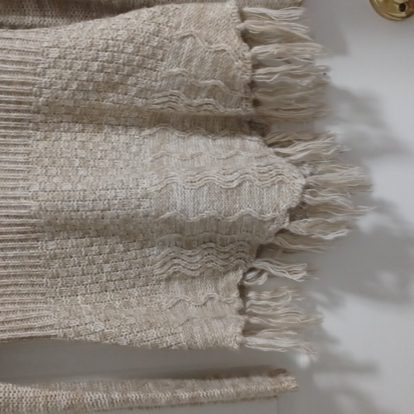 Sweater with fringe bottom - Picture 4 of 4